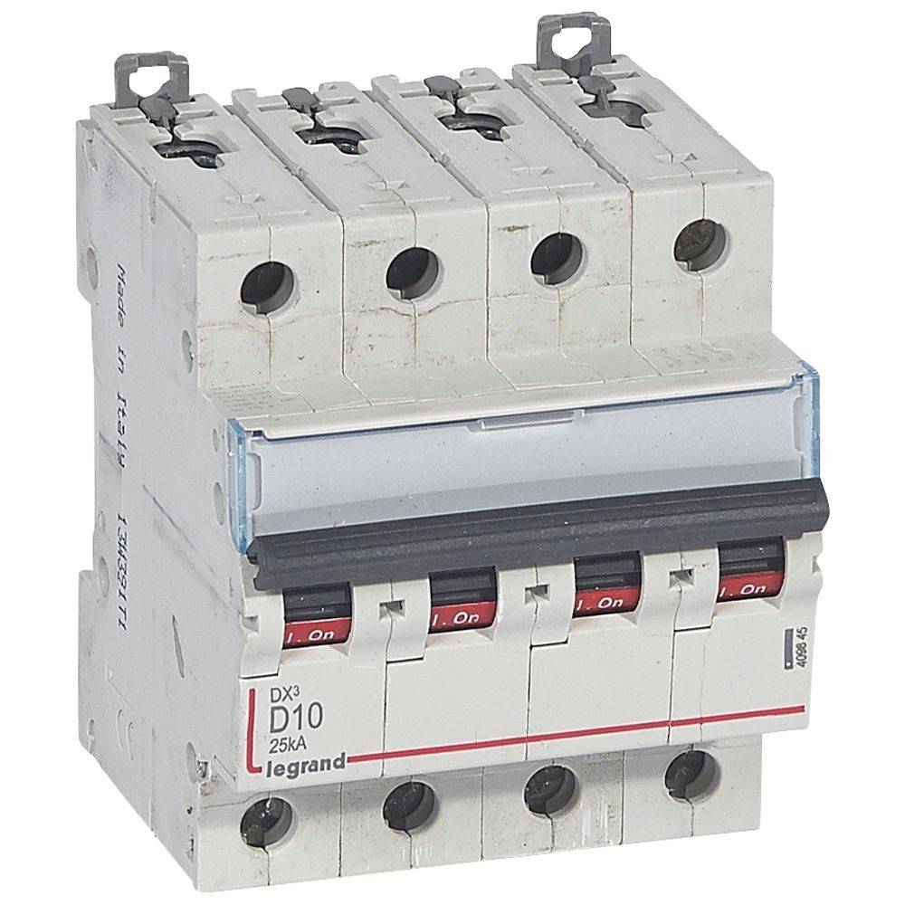 Das Bild zeigt einen Legrand DX3 D10 Leitungsschutzschalter mit vier Schaltern, die mit 'Ein' beschriftet sind. Es ist ein Sicherheitsgerät, das dazu dient, eine elektrische Überlastung zu verhindern.