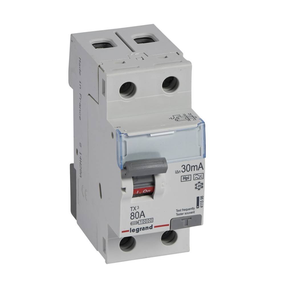 Ein Leitungsschutzschalter mit der Bezeichnung 'Legrand TX3 80A, 30mA' mit Ein-/Aus-Schalter und Testtaste, verwendet für elektrische Sicherheit und Stromsteuerung.