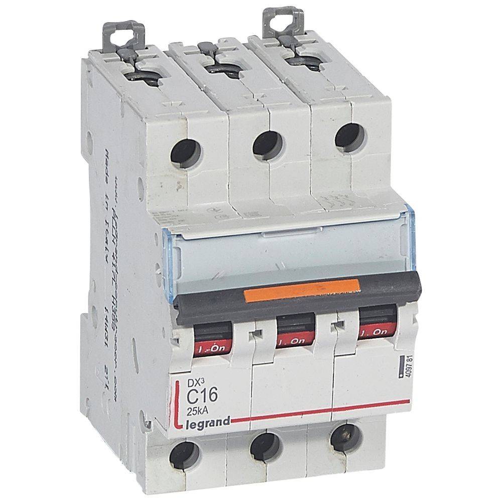 Ein dreipoliger Leistungsschalter der Marke Legrand, Typ 'C16 25kA', der zum Schutz elektrischer Stromkreise vor Überlastung oder Kurzschluss verwendet wird.