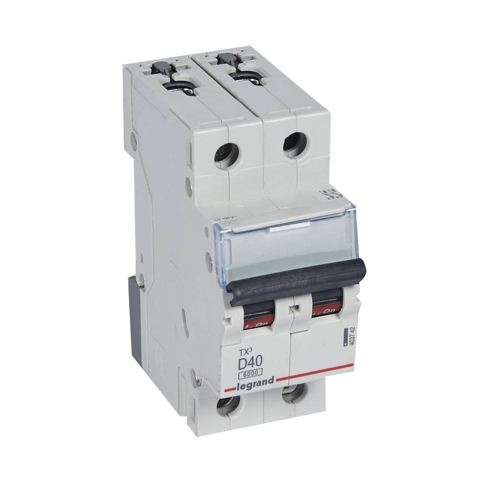 Ein weißer Legrand D40 Sicherungsautomat mit zwei Schaltern, mit beschrifteten Abschnitten für Eingang und Ausgang, der für elektrische Sicherheit verwendet wird.