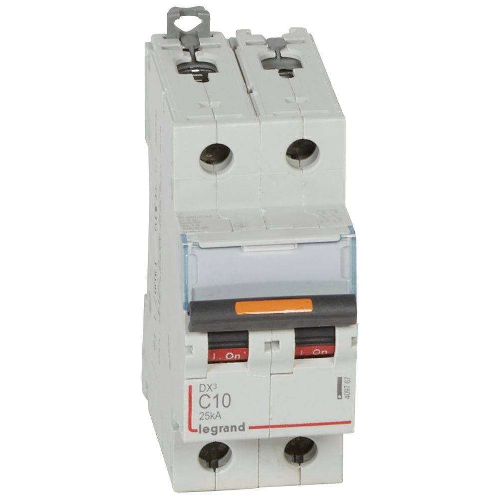 Ein Doppelpol-Leitungsschutzschalter mit der Bezeichnung 'C10 25kA Legrand', der zur elektrischen Sicherheit verwendet wird, mit Ein-/Aus-Anzeigen auf der Frontplatte.
