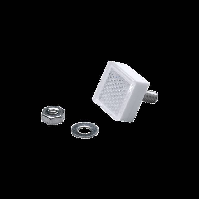 Eine Metallschraube mit einer quadratischen, strukturierten Kappe, neben einer Sechskantmutter und einer flachen Unterlegscheibe, alle vor einem einfarbigen schwarzen Hintergrund platziert.