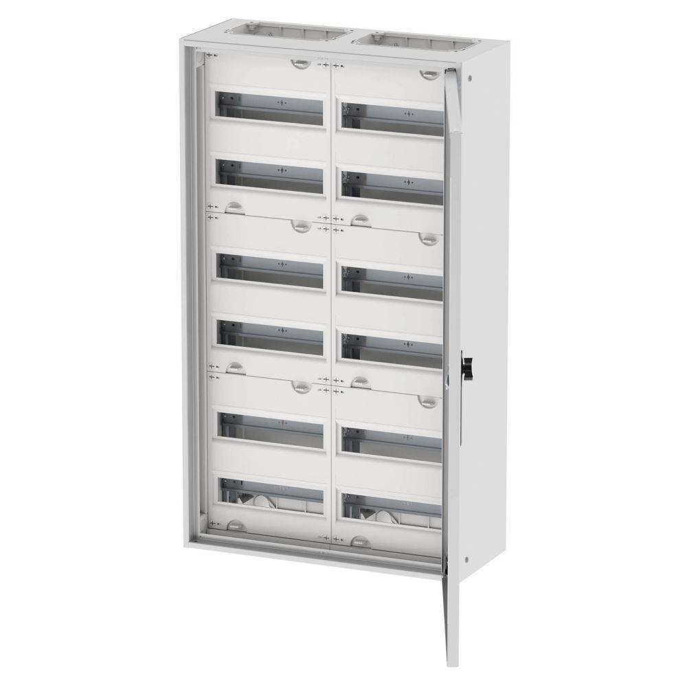 Ein weißer Metallschaltschrank mit einer offenen Tür, der mehrere Reihen von Sicherungshalterungen ohne installierte Sicherungen zeigt.