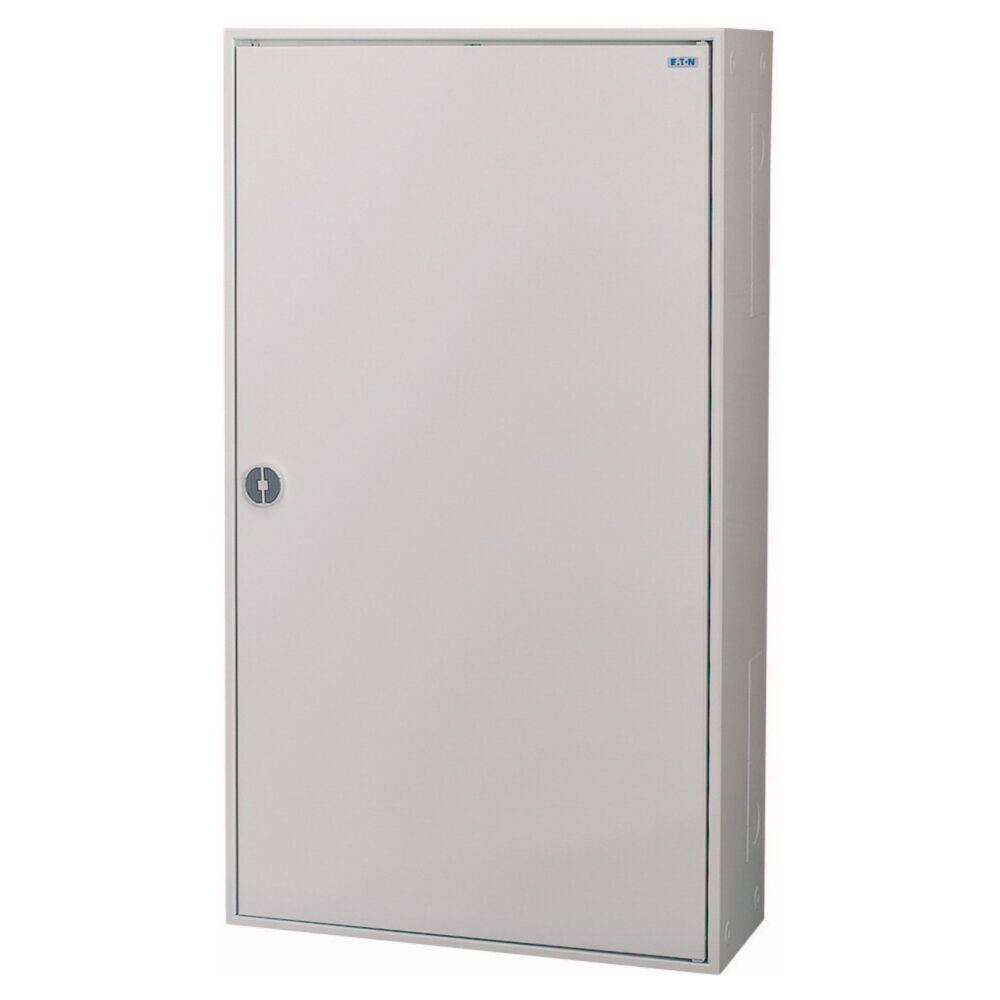 Ein hoher, rechteckiger, schlicht weißer Metallschrank mit einem Schlüsselloch an der linken Seite, der für sichere Aufbewahrung konzipiert ist.