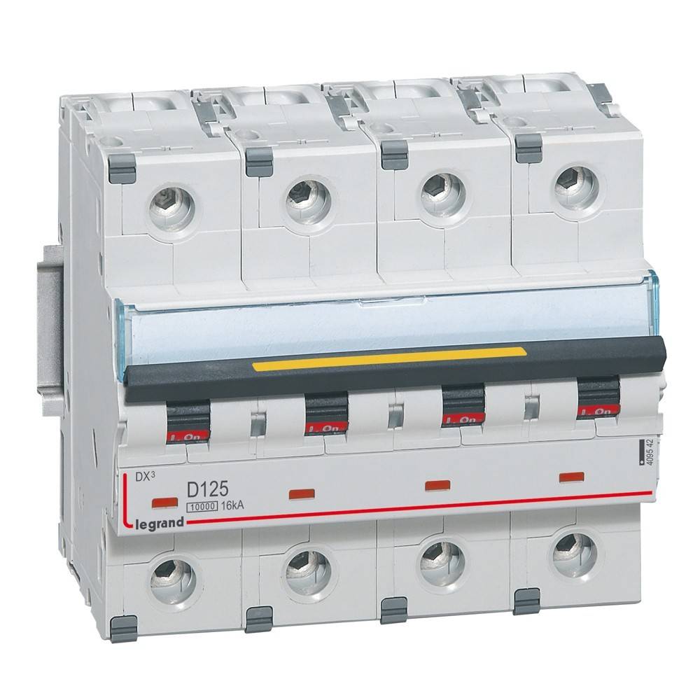 Ein Vierpolschalter mit beschrifteten Schaltern, der für die Steuerung und den Schutz elektrischer Schaltkreise vor Überlastung und Kurzschluss konzipiert ist.