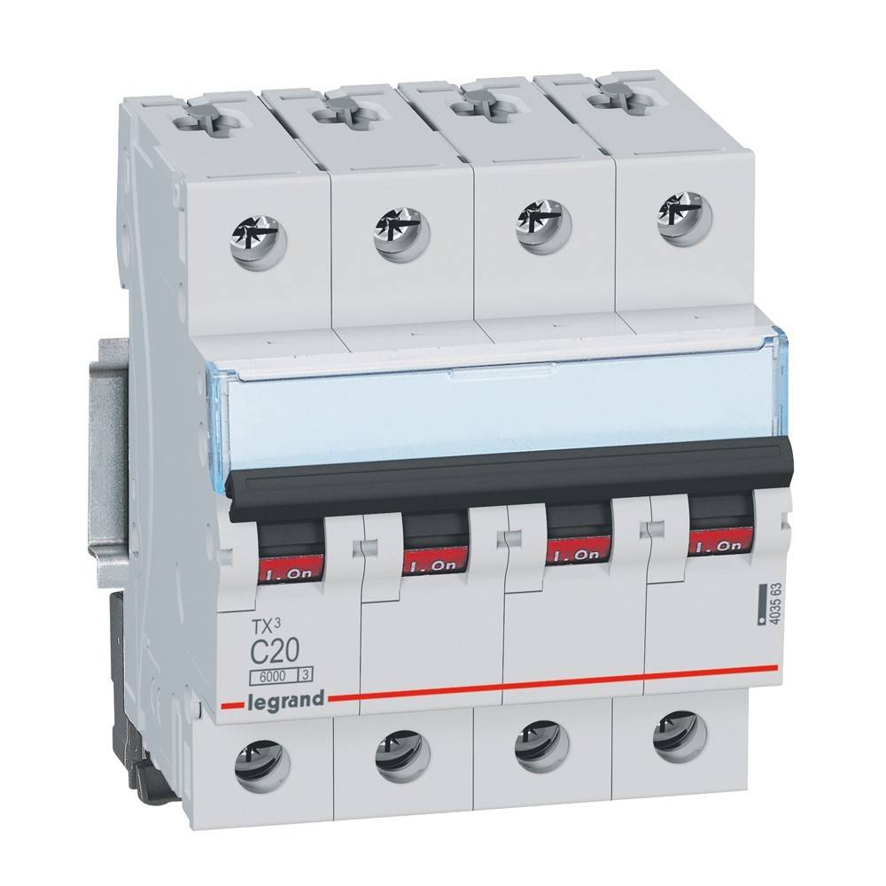 Ein Vierpoliger Leistungsschalter mit der Bezeichnung ‚C20', der eine Kapazität von 20 Ampere anzeigt und für die elektrische Sicherheit zum Schutz vor Überlastungen verwendet wird.