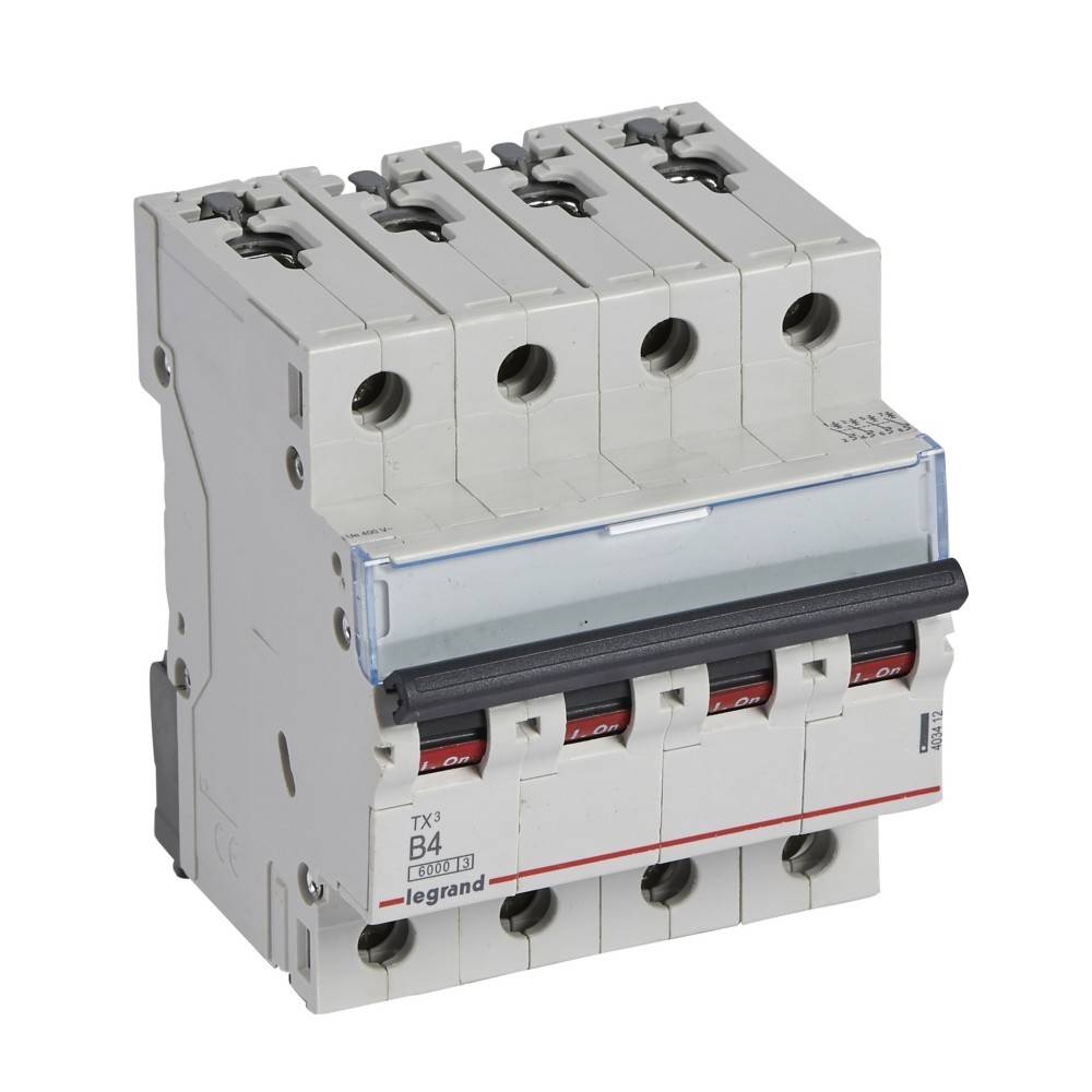 Ein Vier-Pol-Leistungsschalter mit beschrifteten Schaltern, entwickelt für elektrische Sicherheit durch Unterbrechung des Stromflusses.