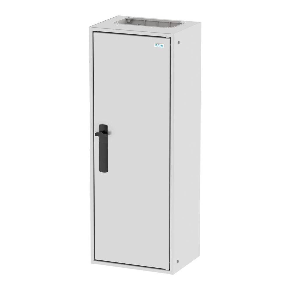 Ein hoher, weißer Metallschrank mit einem schwarzen Griff an der Vordertür, der üblicherweise zur Organisation von Werkzeugen oder Ausrüstung verwendet wird.