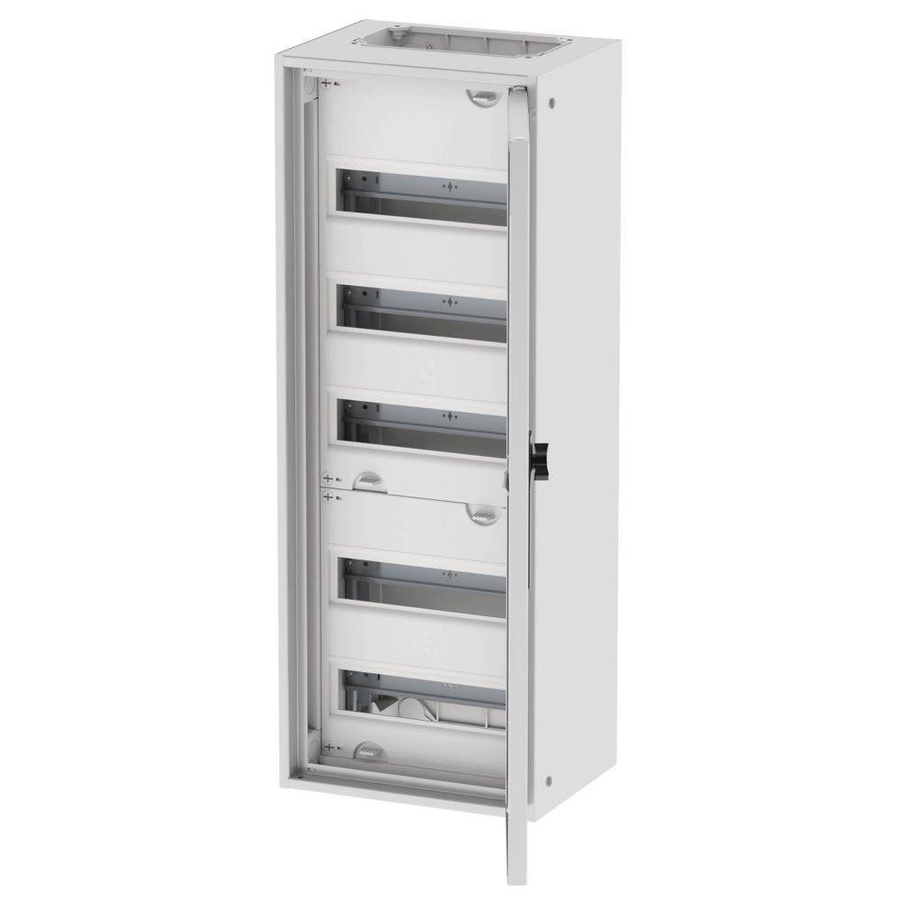 Elektrischer Schaltschrank mit einer offenen Tür, die mehrere leere Reihen für Sicherungsautomaten zeigt, vor einem neutralen Hintergrund.