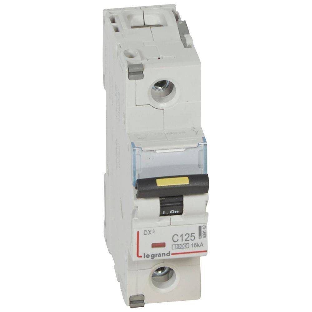 Ein weißer Legrand C125 Leitungsschutzschalter mit Ein-/Ausschalter und Modelldetails, der in Elektroverteilern zum Schutz von elektrischen Stromkreisen verwendet wird.