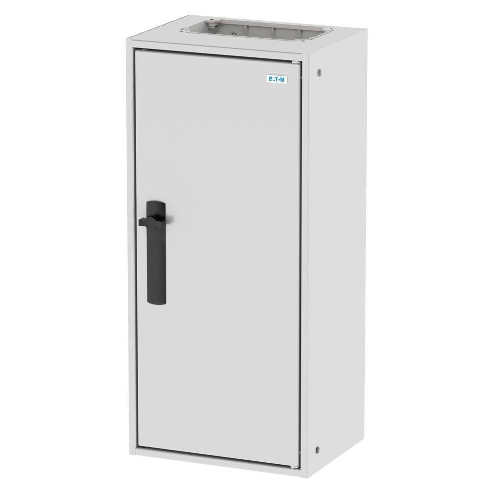 Ein hoher, rechteckiger Metallschrank mit einem schwarzen Griff, der zur Lagerung oder Unterbringung von elektrischen Geräten verwendet wird und vor einem schlichten Hintergrund steht.