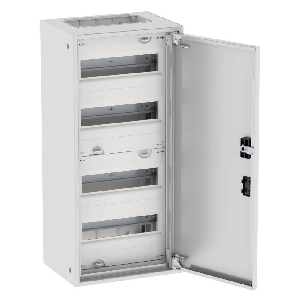 Ein offener Elektroschrank mit mehreren horizontalen Reihen für Sicherungsautomaten, der die Innenansicht zur Organisation elektrischer Komponenten zeigt.