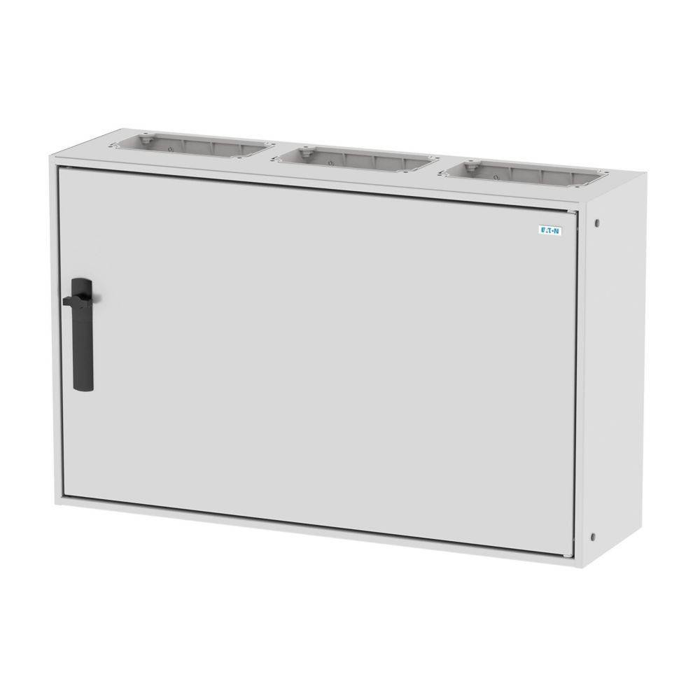Ein weißer Metallschrank mit einem Griff, für die Wandmontage konzipiert, mit drei offenen Fächern oben.
