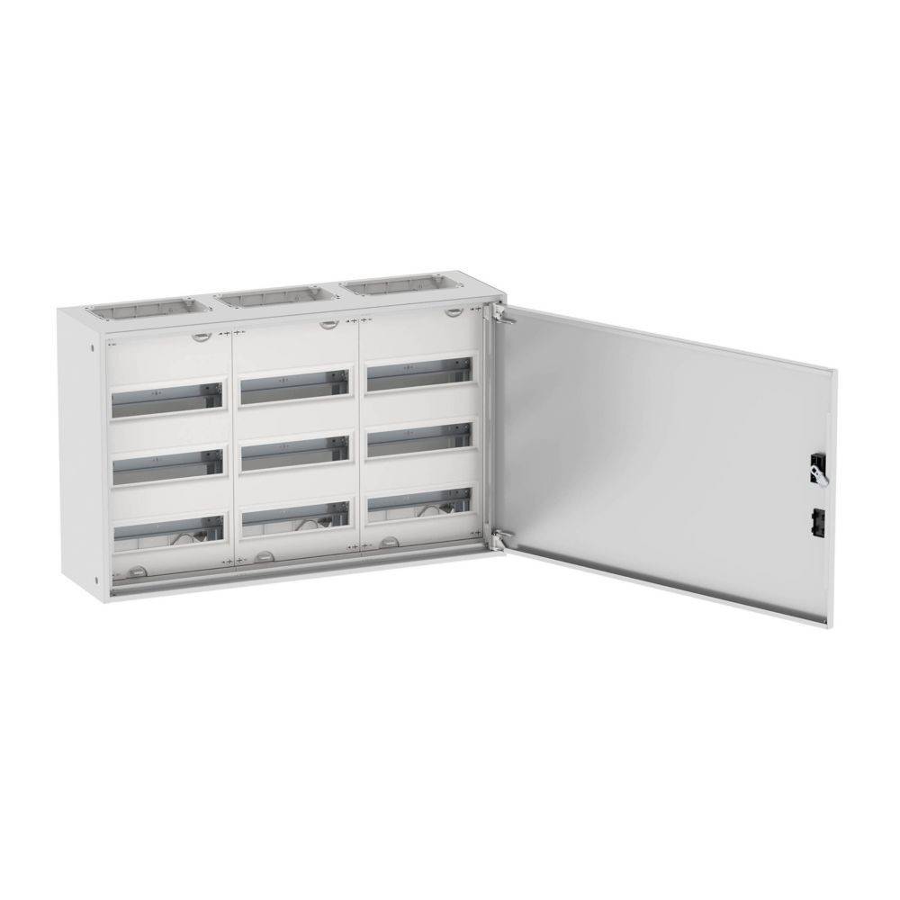 Ein offener weißer Elektroschrank mit mehreren Reihen leerer Steckplätze für Sicherungsautomaten, an einer Wand montiert, Tür aufgeklappt.