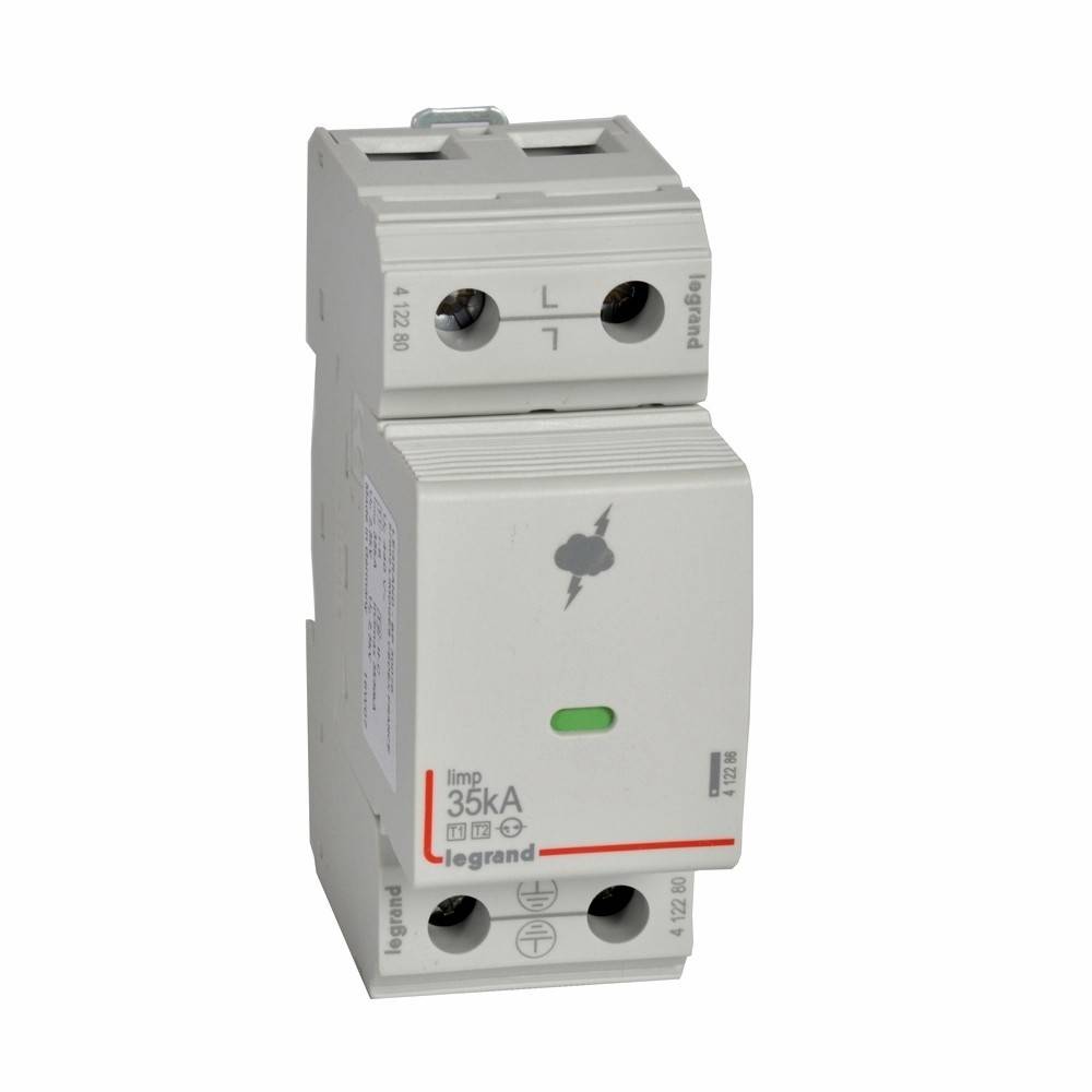 Ein Überspannungsschutzgerät mit einer grünen Anzeigelampe, gekennzeichnet mit ‚In: 12,5 kA' und ‚Iimp: 35 kA', entwickelt für elektrische Sicherheit.