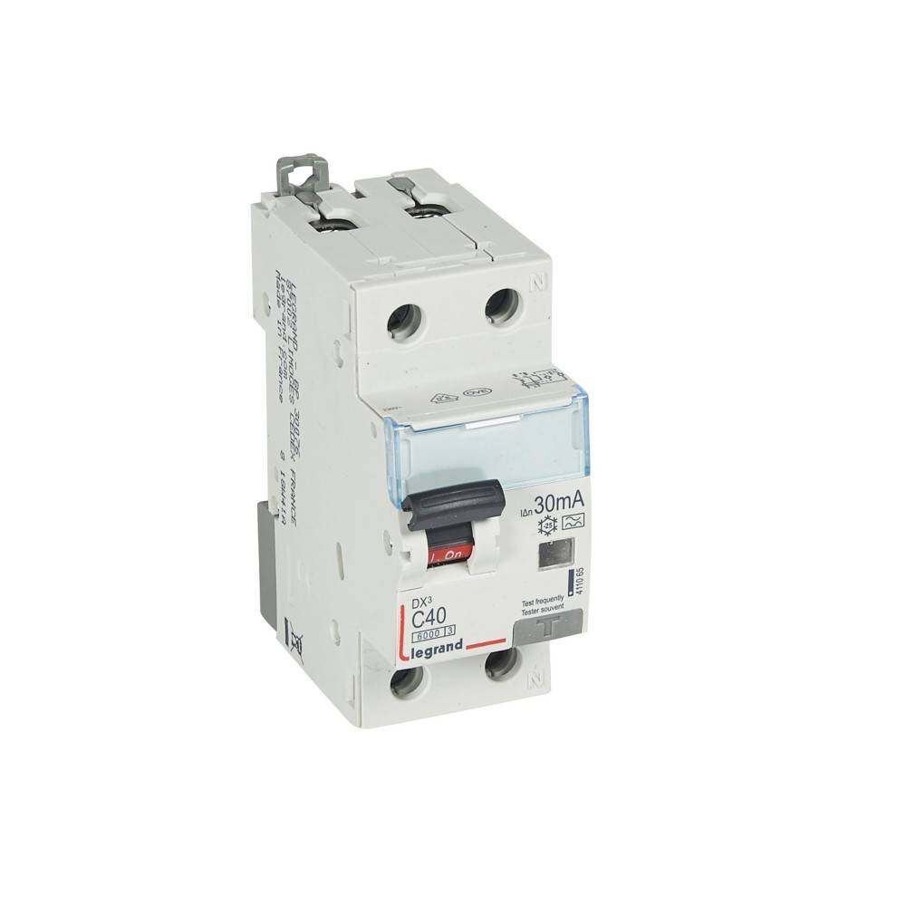 Ein Zweipol-Leistungsschalter von Legrand mit einer Nennstromstärke von C40 und einem Fehlerstrom von 30 mA, entwickelt für elektrische Sicherheit und Stromkreisschutz.