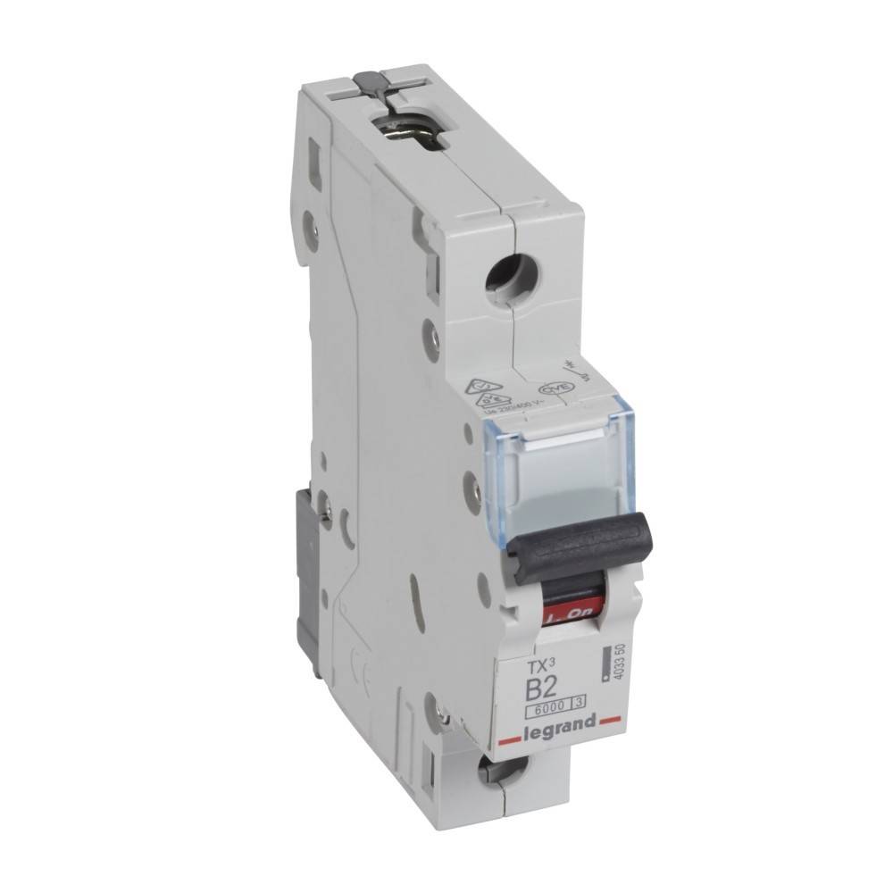 Ein weißer Legrand TX3 B2 Leitungsschutzschalter mit Ausschalter, der für elektrische Sicherheit und Leitungsschutz entwickelt wurde. Modell ist B2.