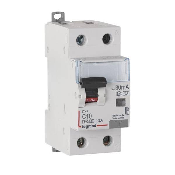 Ein weißer Sicherungsautomat mit einem roten Schalter, beschriftet mit 'C10', '30mA' und '230V', zur elektrischen Schutzschaltung.