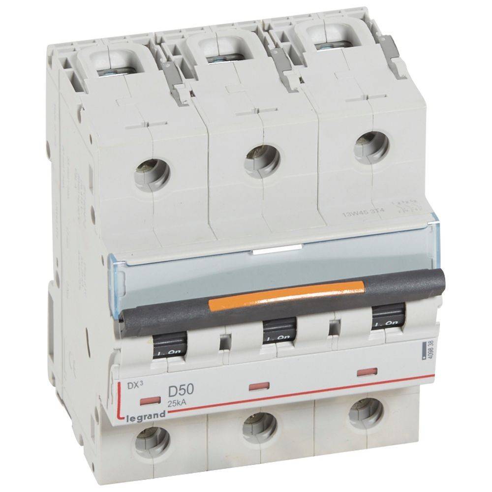 Legrand DX3 D50 25kA Leitungsschutzschalter mit drei Schaltern, jeweils gekennzeichnet mit 'Ein' und 'Aus', verwendet für elektrischen Schutz.