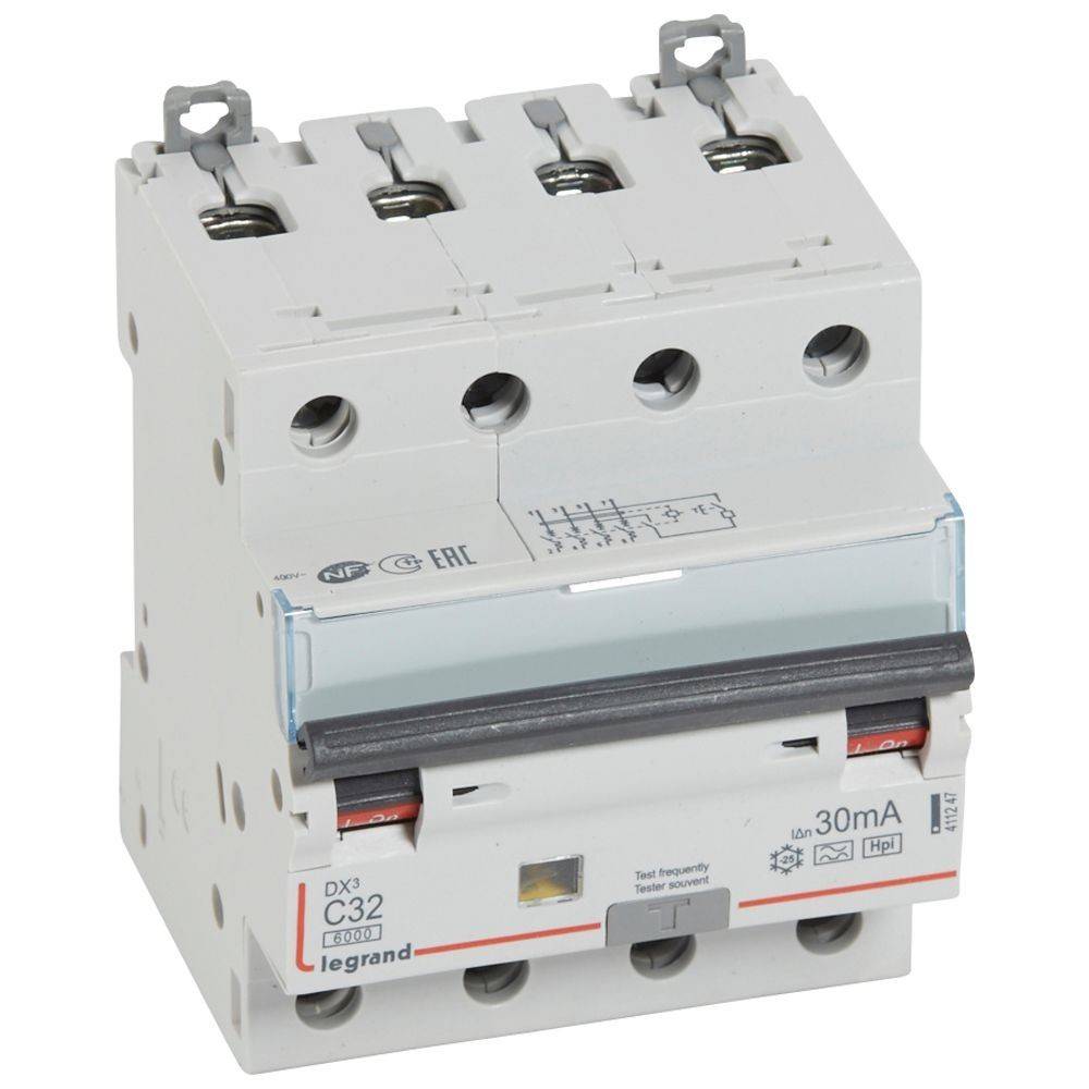 Ein weißer Legrand DX3 Sicherungsautomat mit drei Schaltern, gekennzeichnet mit 'C32' und '30mA'. Verwendet zur elektrischen Stromkreisabsicherung.