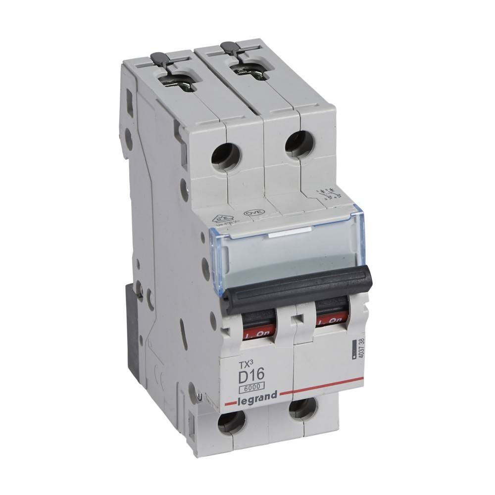 Ein Zweipol-Leistungsschalter mit Hebeln in Einschaltposition, ausgestattet mit einer Nennstromstärke von 16 Ampere. Er wird zum Schutz elektrischer Stromkreise eingesetzt.