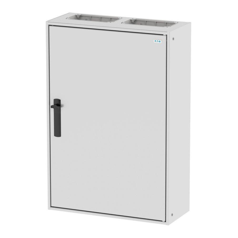 Ein grauer Metallschaltschrank mit einem schwarzen Griff ist zu sehen. Der Schrank verfügt über Belüftungsöffnungen oben und ist mit der Kennzeichnung „IP54