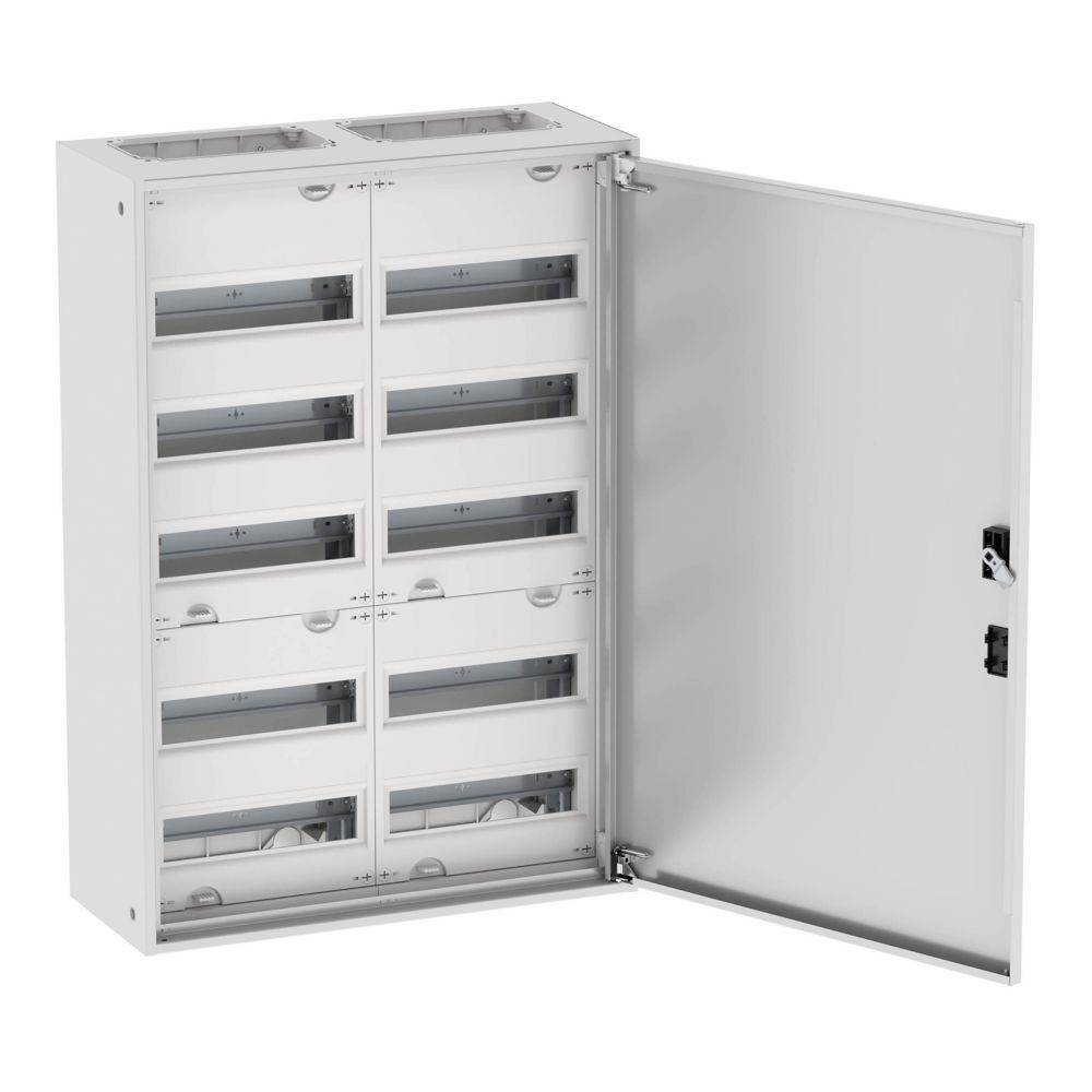 Ein elektrischer Verteilerschrank mit geöffneter Tür, der mehrere Reihen von Steckplätzen für Sicherungsautomaten zeigt, vor einem einfarbigen Hintergrund.