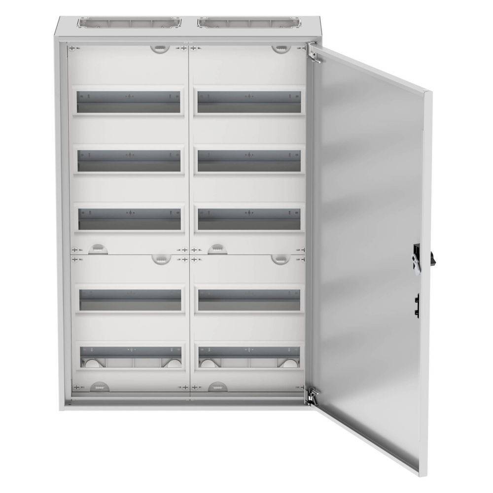 Ein offener elektrischer Verteilerschrank mit mehreren Reihen von Sicherungsautomaten oder Schlitzen, der Zugang zu internen Komponenten für Wartungsarbeiten ermöglicht.