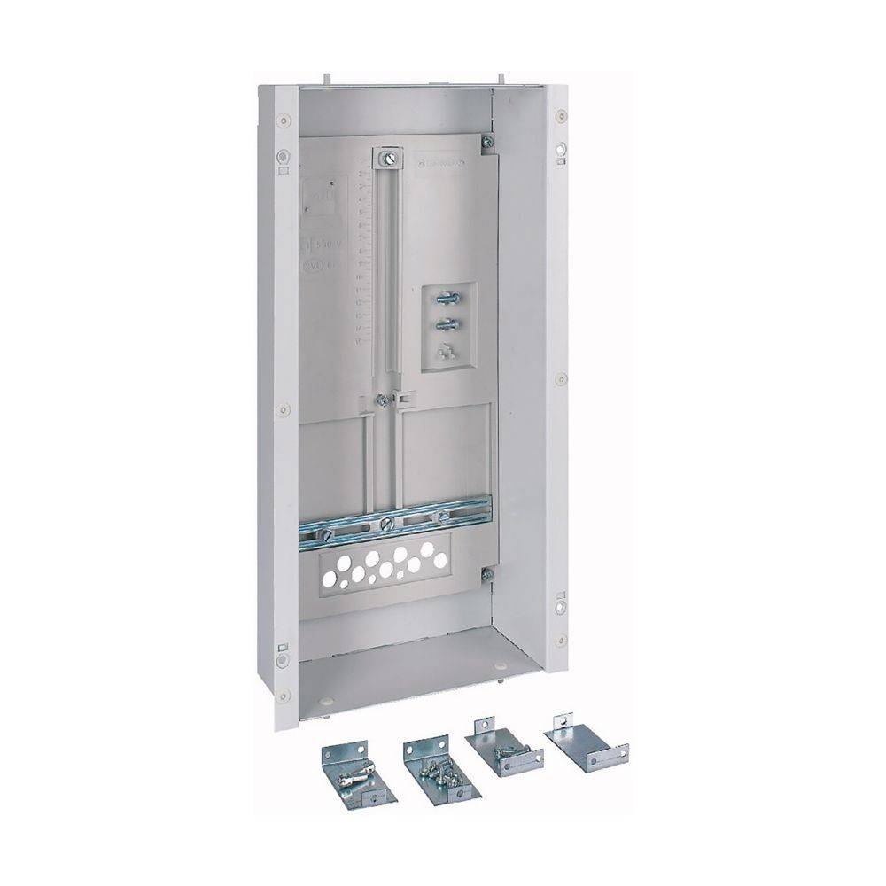 Leere elektrische Schalttafelverkleidung mit einem Metallrahmen, offener Tür und am unteren Rand angebrachten Montagebügeln.