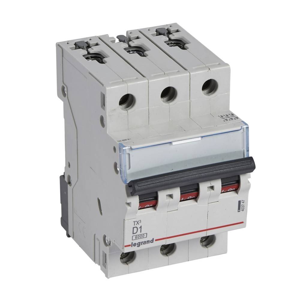 Ein dreipóliger Leistungsschalter mit der Markenbezeichnung 'Legrand' an der Seite, ausgestattet mit Kippschaltern zur elektrischen Stromkreisabsicherung.