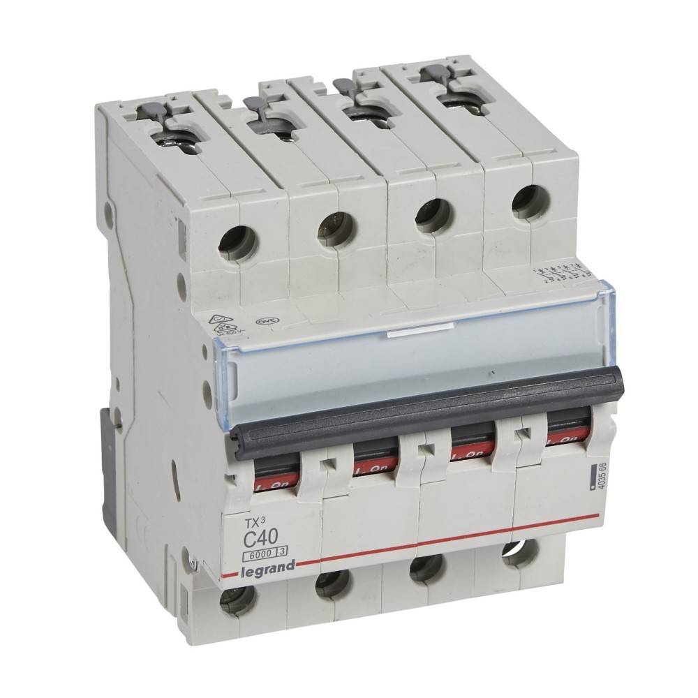 Ein Nahaufnahmebild eines Vier-Pol-Leitungsschutzschalters mit der Bezeichnung 'C40' von Legrand, der verwendet wird, um elektrische Schaltkreise vor Überstromschäden zu schützen.