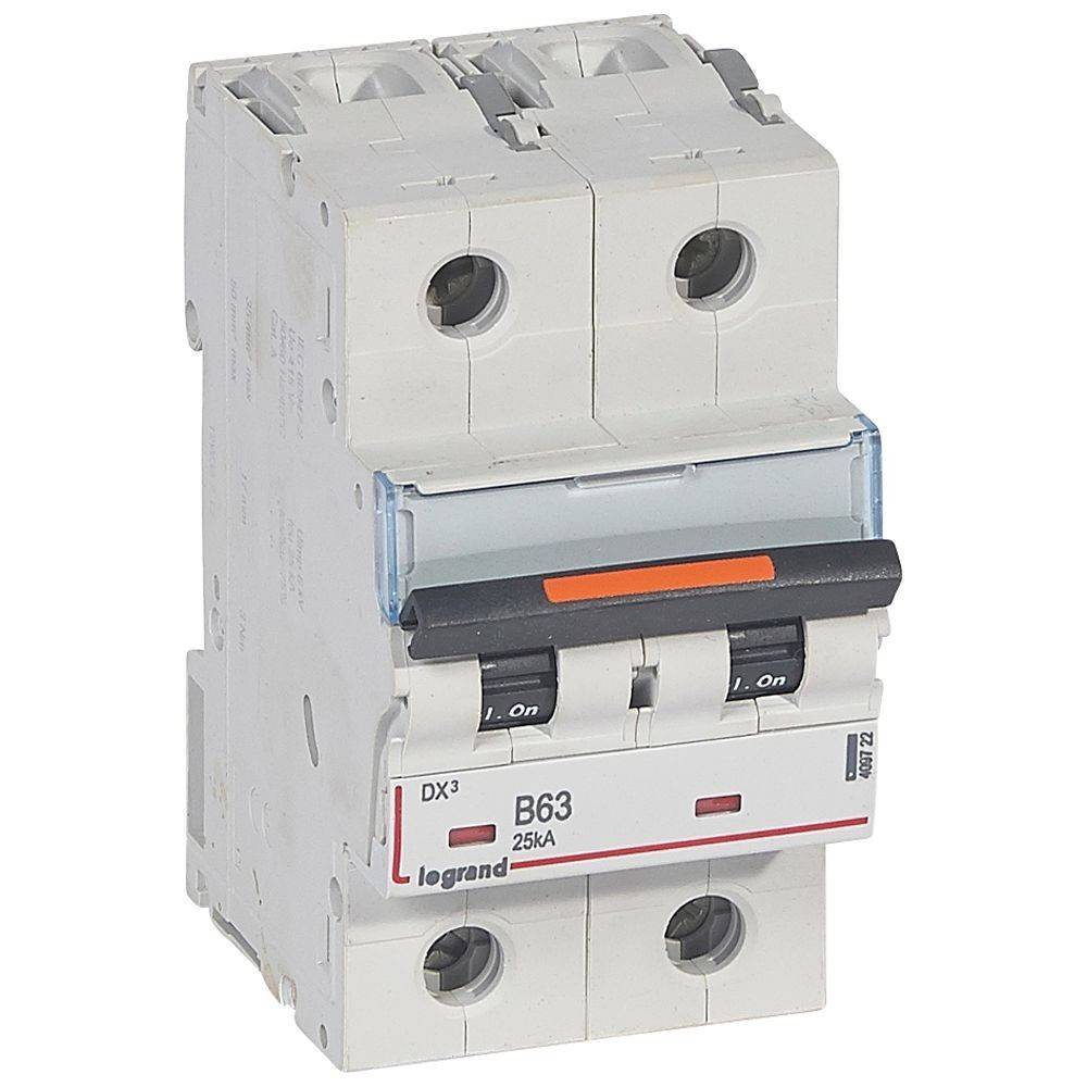 Ein weißer Doppelpol-Leistungsschalter, beschriftet mit ‚B63', mit Kippschaltern in der ‚Ein'-Position, der zur Steuerung des elektrischen Stromflusses verwendet wird.