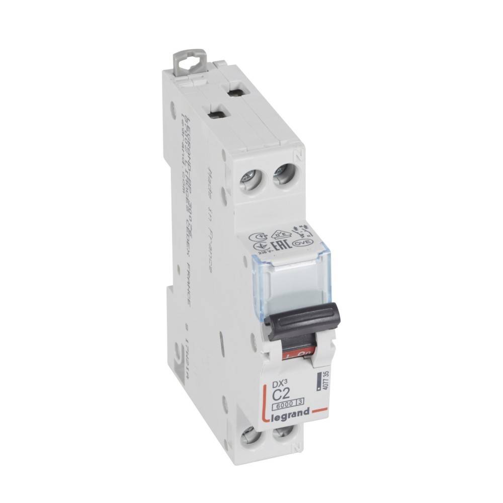 Ein weißer elektrischer Leitungsschutzschalter mit der Bezeichnung 'Legrand DX³ C32', der zur Steuerung elektrischer Stromkreise dient, mit einem schwarzen Schalterhebel.