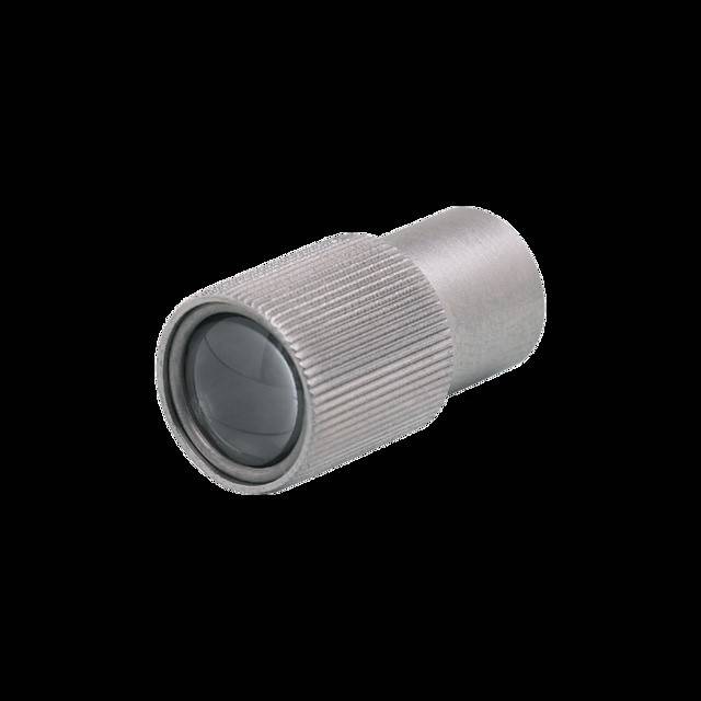 Eine kleine metallische Taschenlampe auf schwarzem Hintergrund, mit strukturiertem Griff und kreisförmiger Linse, für kompakten und tragbaren Einsatz konzipiert.