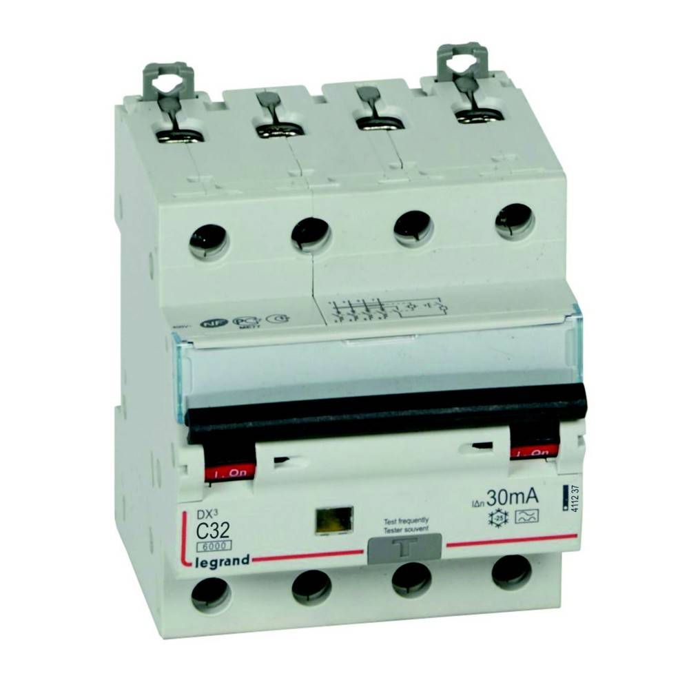 Ein weißer Legrand-Elektro-Sicherungsautomat mit vier Schaltern, mit der Bezeichnung 'C32' und einer Kapazität von 30 mA, der zur Sicherheit in elektrischen Systemen verwendet wird.