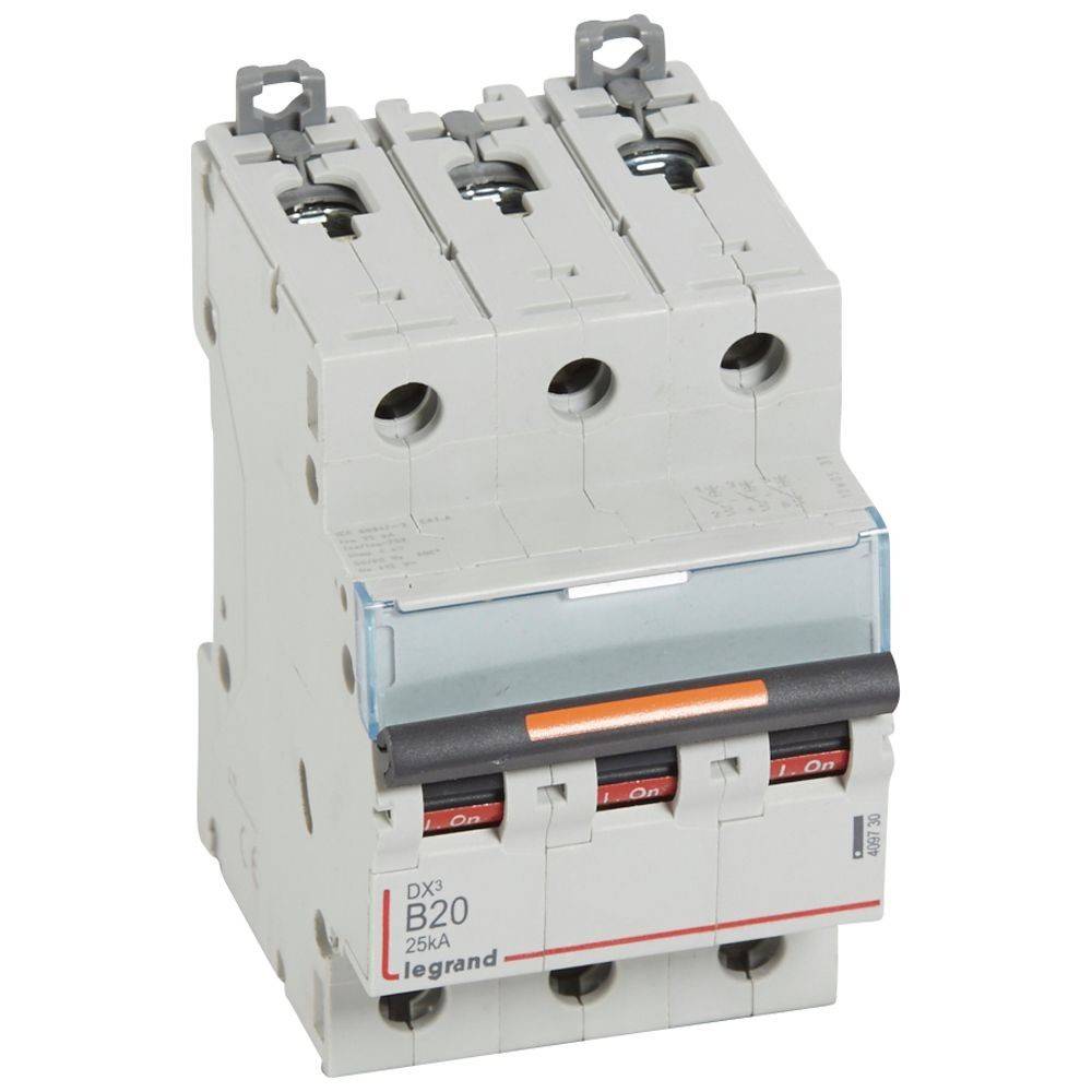 Ein dreipoliger Leistungsschalter mit einer Nennleistung von 25 kA und 20 A, gekennzeichnet mit 'B20' und 'legrand', mit drei Schaltern in 'Ein'-Position.