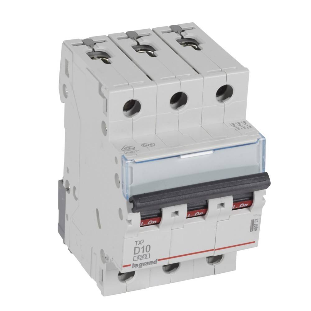 Ein Dreipolen-Leistungsschalter mit roten Ein/Aus-Schaltern und der Bezeichnung D10, der zur elektrischen Sicherheit beim Management von Stromüberlastungen verwendet wird.
