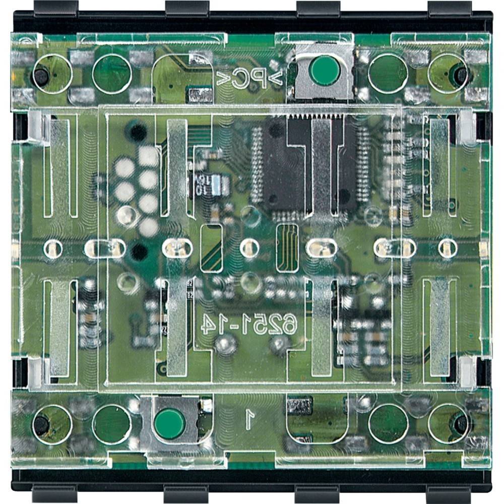 Nahaufnahme einer grünen Leiterplatte mit verschiedenen elektronischen Komponenten, einschließlich integrierter Schaltkreise, Anschlüssen und sichtbaren Verdrahtungspfaden.