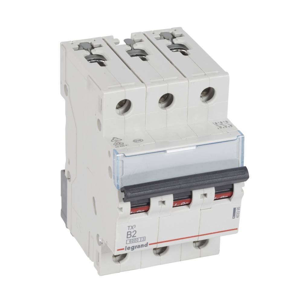 Ein weißer dreipöliger Sicherungsautomat mit einem schwarzen Schalter, beschriftet mit ‚B2, TX3', der für elektrische Sicherheit konzipiert ist und ein Legrand-Logo trägt.