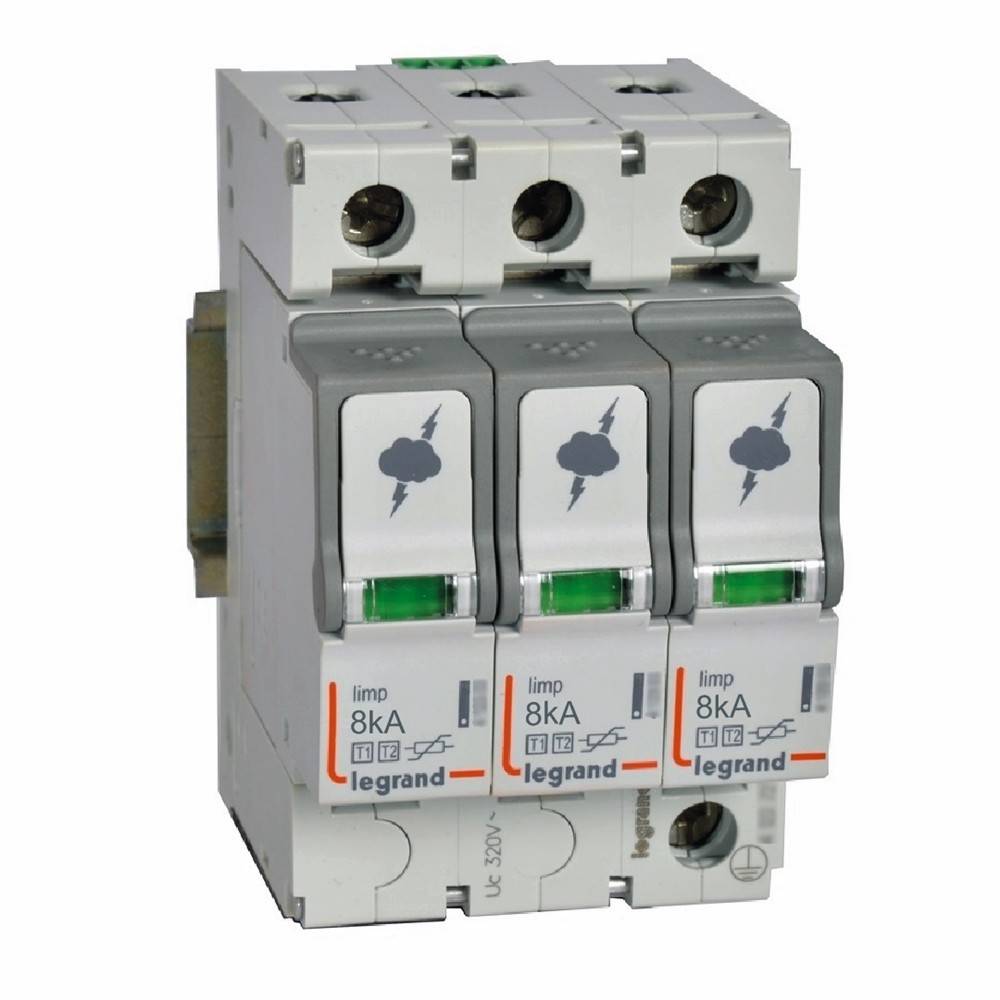 Legrand-Überspannungsschutzgerät mit drei Modulen, von denen jedes ein Gewittericon zeigt und mit 8 kA bewertet ist. Wird zur elektrischen Sicherheit eingesetzt.
