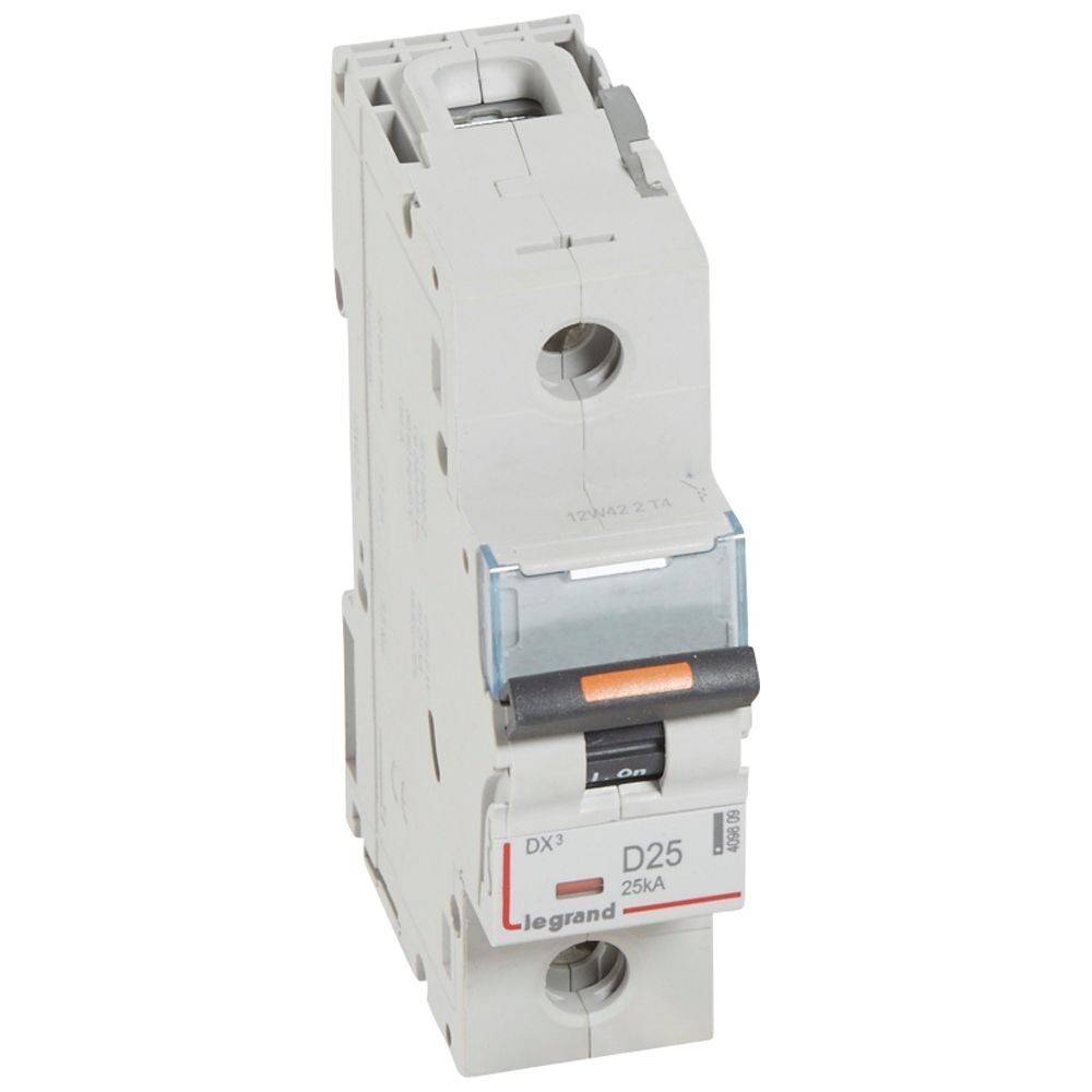 Ein weißer Legrand D25 Leistungsschalter mit einer Nennstromstärke von 25A, ausgestattet mit einem Schalthandgriff, konzipiert zum Schutz elektrischer Stromkreise.