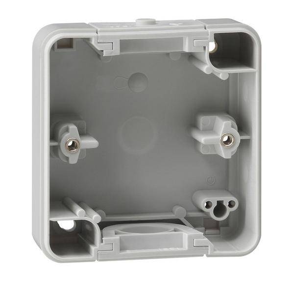 Eine graue, leere elektrische Verteilerdose mit Befestigungspunkten und Öffnungen für Kabel, die zur Aufnahme und zum Schutz elektrischer Verbindungen verwendet wird.