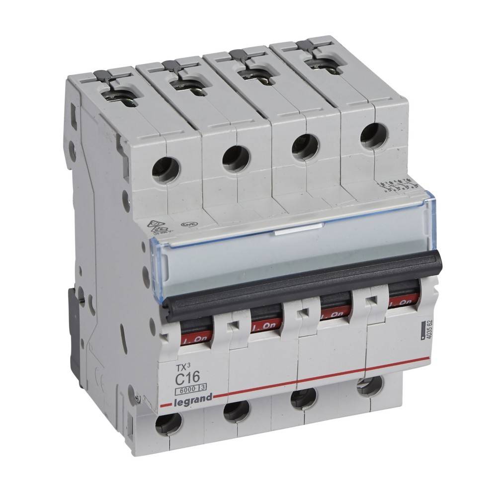 Ein Vier-Pol-Leistungsschalter mit sichtbaren 'EIN'-Anzeigen an jedem Schalter, konzipiert für den elektrischen Leitungsschutz und die Steuerung.