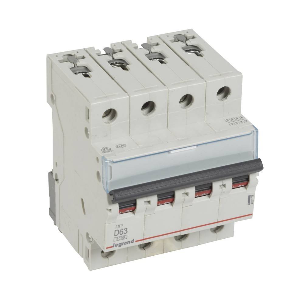 Vierpoliger Elektro-Leitungsschalter mit Schalthebel, Bauart D63 von Legrand, für die Steuerung von Hochstromkreisen vorgesehen.