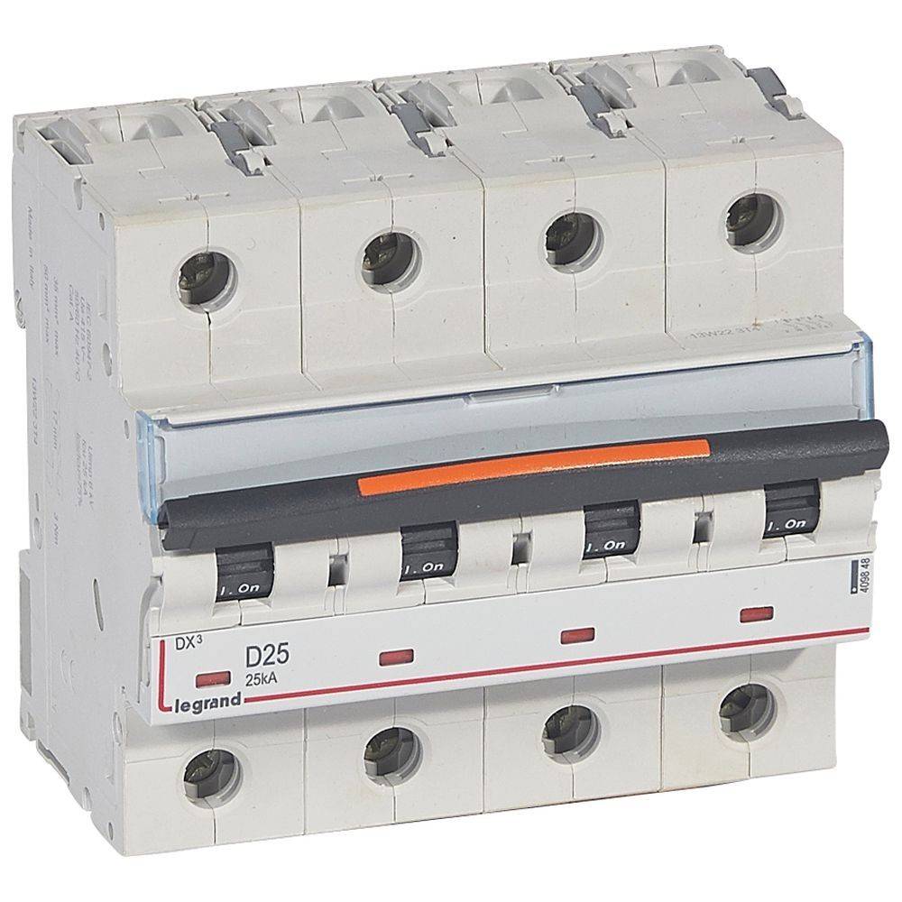 Ein weißer elektrischer Trennschalter von Legrand, Modell DX3, mit vier Schaltern, beschriftet mit 