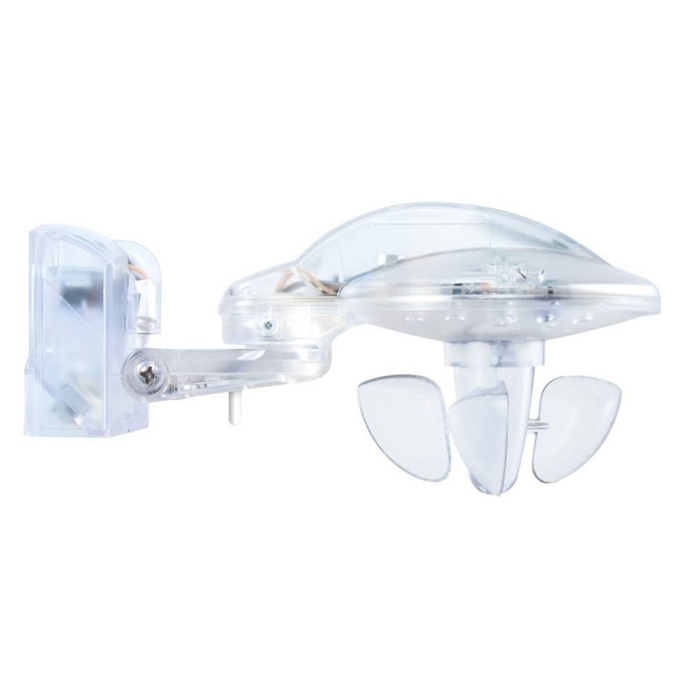 Ein transparentes Kunststoffgerät, das einem Ventilator ähnelt, ist an der Wand befestigt. Es hat einen gebogenen Schutzschild und drei gekrümmte Klingen, vermutlich ein Wettermessgerät.