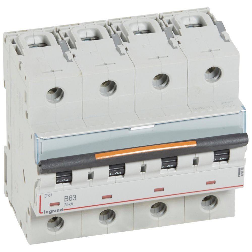 Legrand B63 25kA Leistungsschalter, vier Schalter in Ausgangsstellung, verwendet zur Steuerung des elektrischen Stroms in einem System.