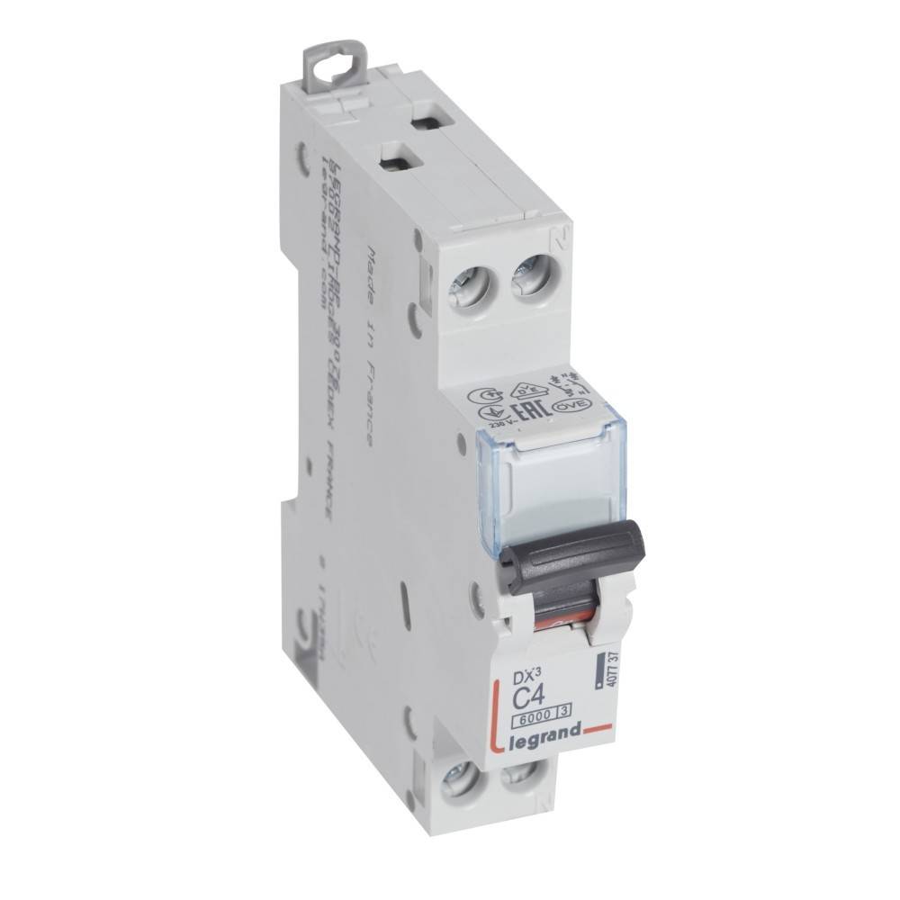 Ein weißer Sicherungsautomat, beschriftet mit 'C4', mit sichtbarer Markenbezeichnung und technischen Spezifikationen, der zur elektrischen Schutzschaltung in Stromkreisen verwendet wird.