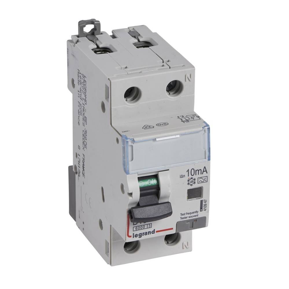 Ein elektrischer Leitungsschutzschalter von Legrand mit einer 10mA-Bewertung, ausgestattet mit einer Testtaste und entwickelt für Sicherheit und Leitungsschutz.