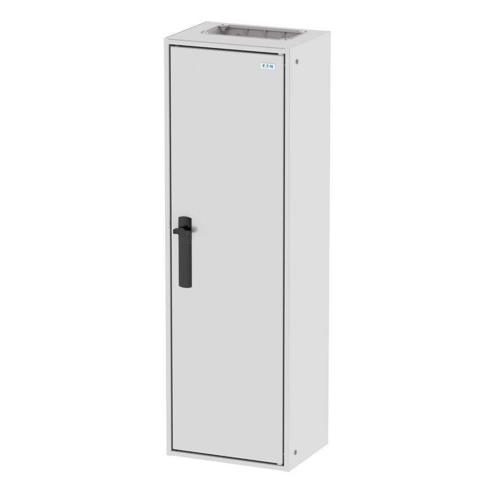 Ein hoher, rechteckiger weißer Metallschrank mit einem schwarzen Griff, der zum sicheren Aufbewahren von Ausrüstung oder Werkzeugen entwickelt wurde.